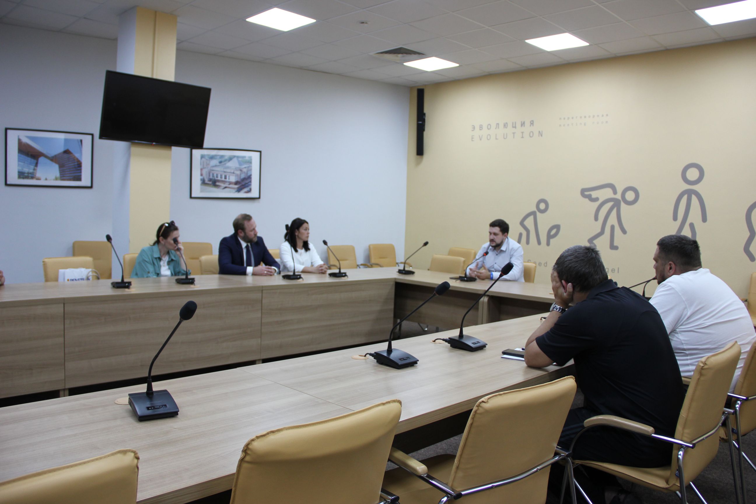 Компетенции технопарка и разработки его резидентов представили бизнесменам из Саратовской области.