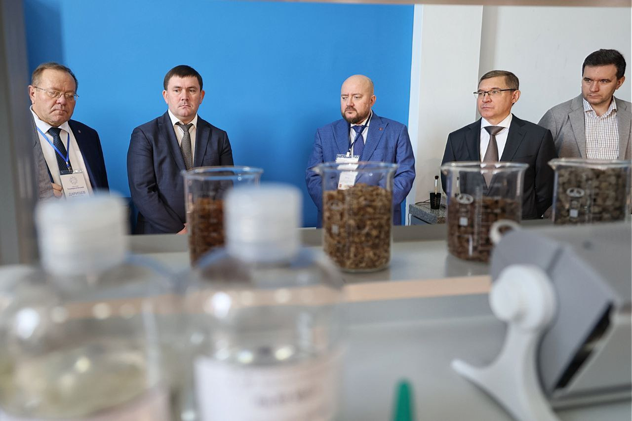 Владимир Якушев и Алексей Шмыков познакомился с инновационными разработками резидентов Университетского