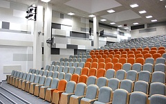 Конгрессно-выставочный зал. Вместимость 280 человек. Зал оборудован звуковым и проекционным оборудованием.