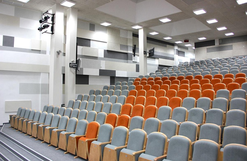 Конгрессно-выставочный зал. Вместимость 280 человек. Зал оборудован звуковым и проекционным оборудованием.