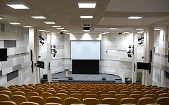 Конгрессно-выставочный зал. Вместимость 280 человек. Зал оборудован звуковым и проекционным оборудованием.